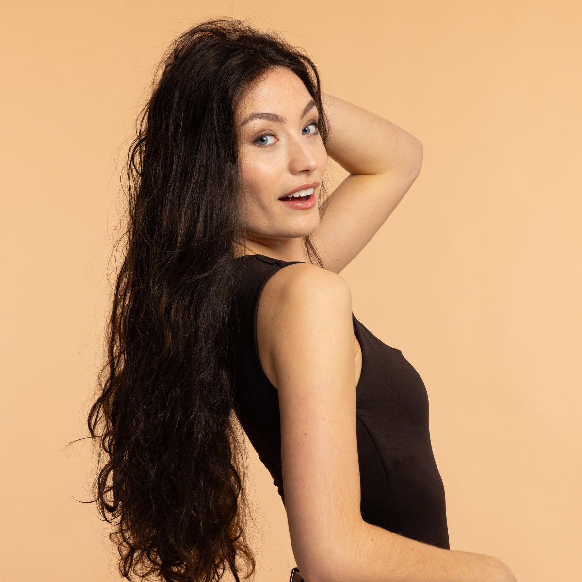 perruque longue, Châtain foncé, cheveux naturellement ondulés .