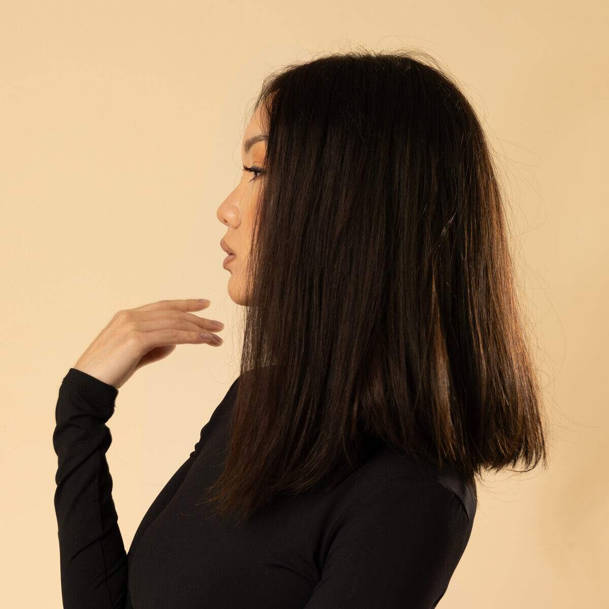 perruque artisanale cheveux naturels brun fonce vue arriere coupe nette et finition soignee