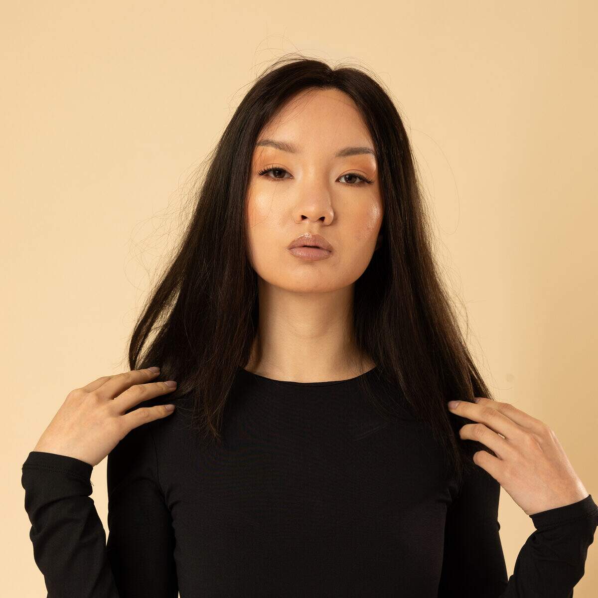 perruque lace front courte brun fonce profil coiffure dynamique et naturelle