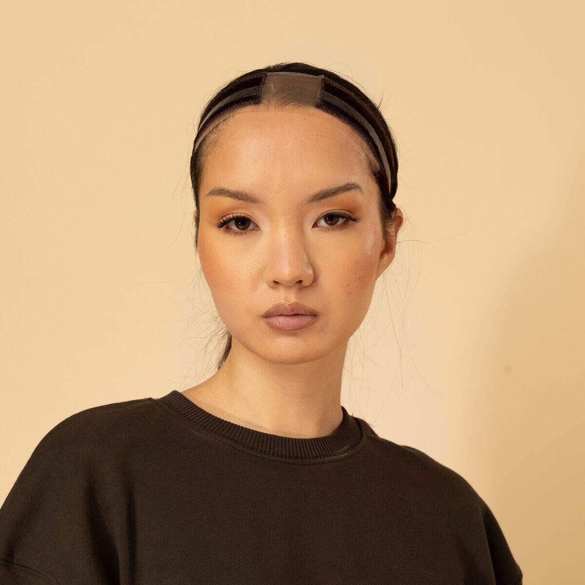 vue de face du bandeau de fixation porte avec une perruque pour un rendu naturel