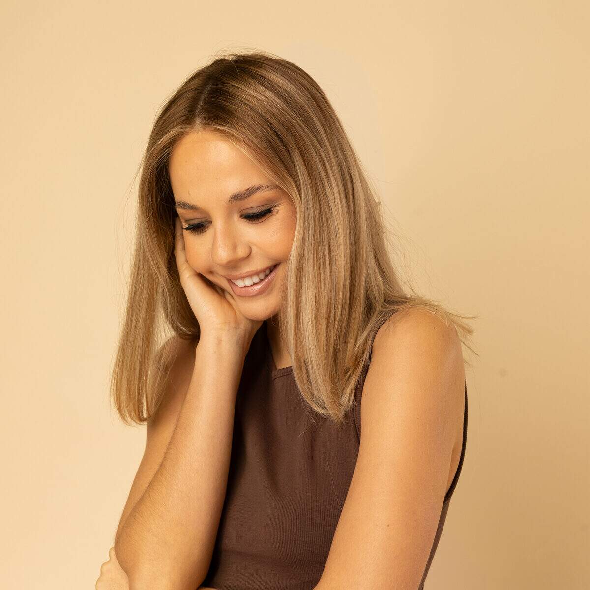 perruque cheveux vierges blond mi longue coiffage naturel tenue confortable