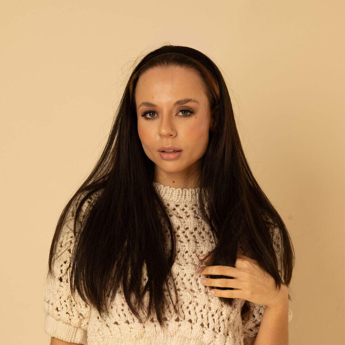 demi perruque brun fonce vue de face rendu naturel et discret sur cheveux