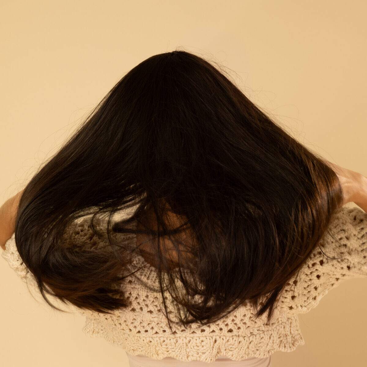 demi perruque longue brun fonce coiffure dense et fluide pour un look naturel