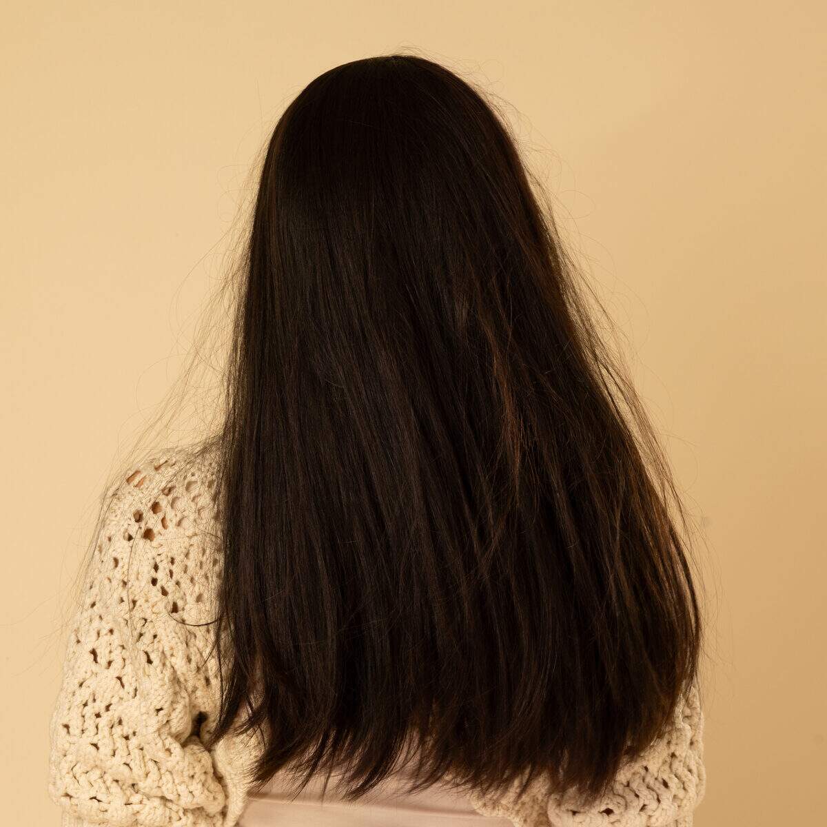 texture cheveux naturels demi perruque brun fonce effet doux et haut de gamme