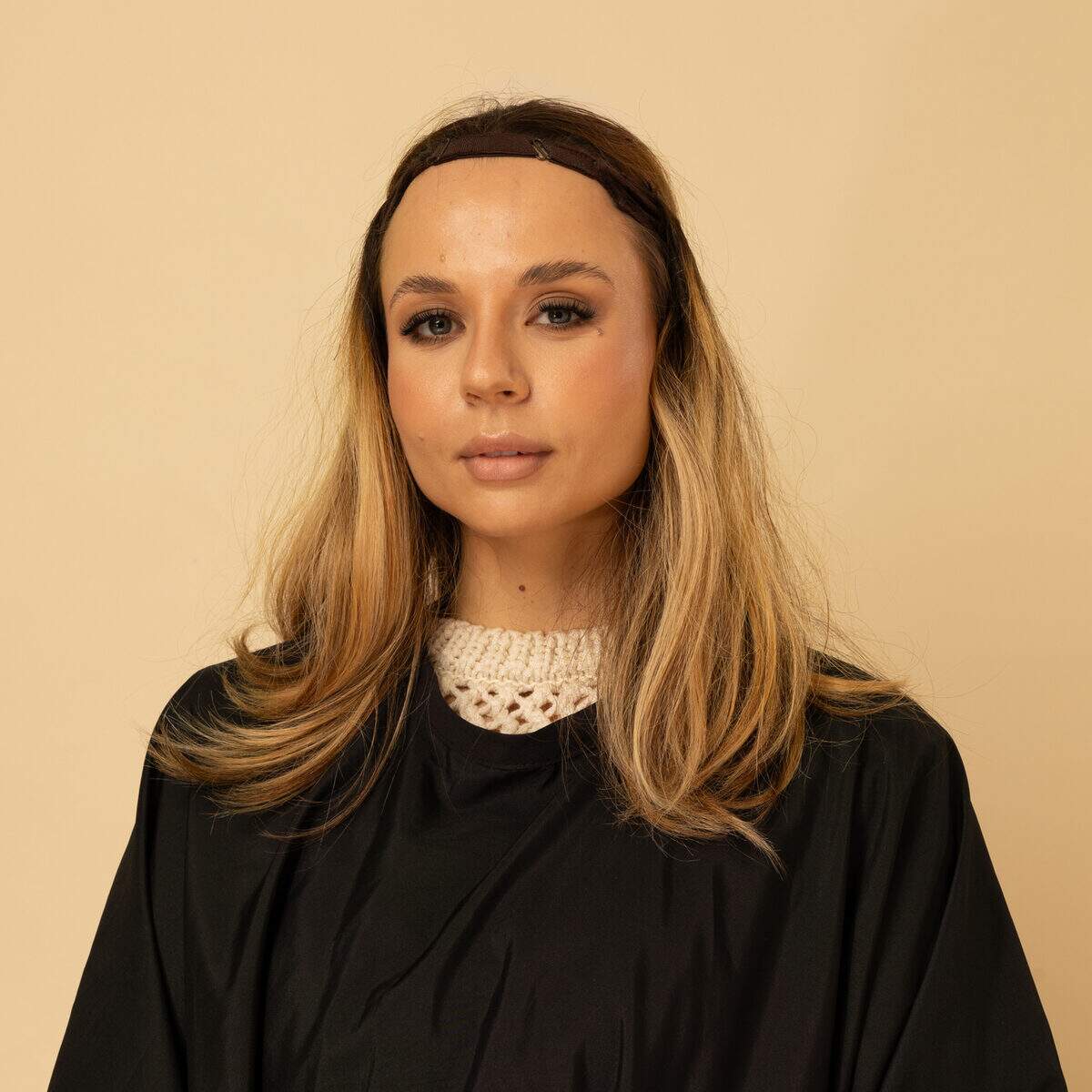 bandeau avec cheveux integres brun fonce accessoire coiffure naturel a porter sous chapeau