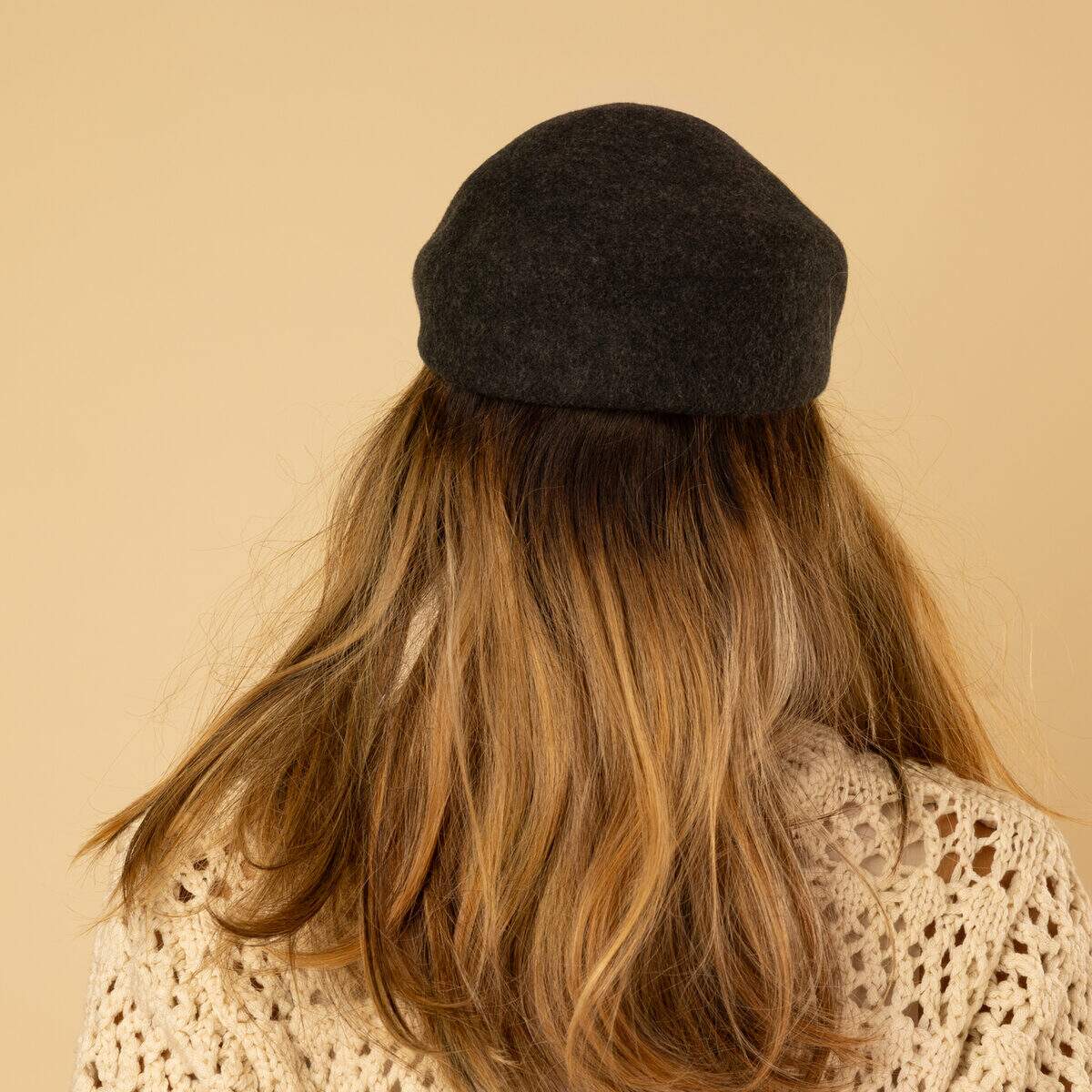 bandeau cheveux brun fonce integre sous couvre chef solution pratique et naturelle