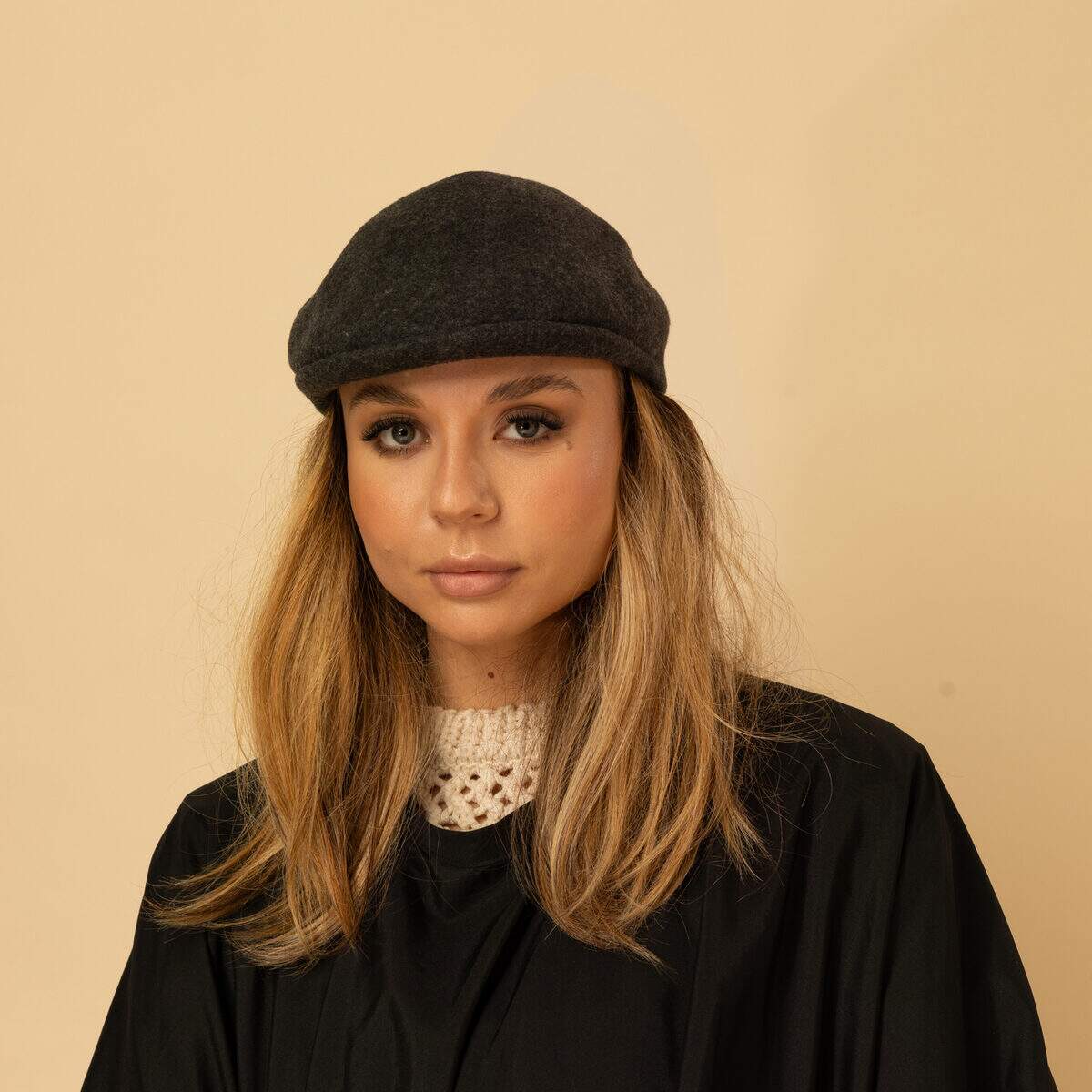 vue de profil hair band brun fonce coiffure discrete avec maintien confortable