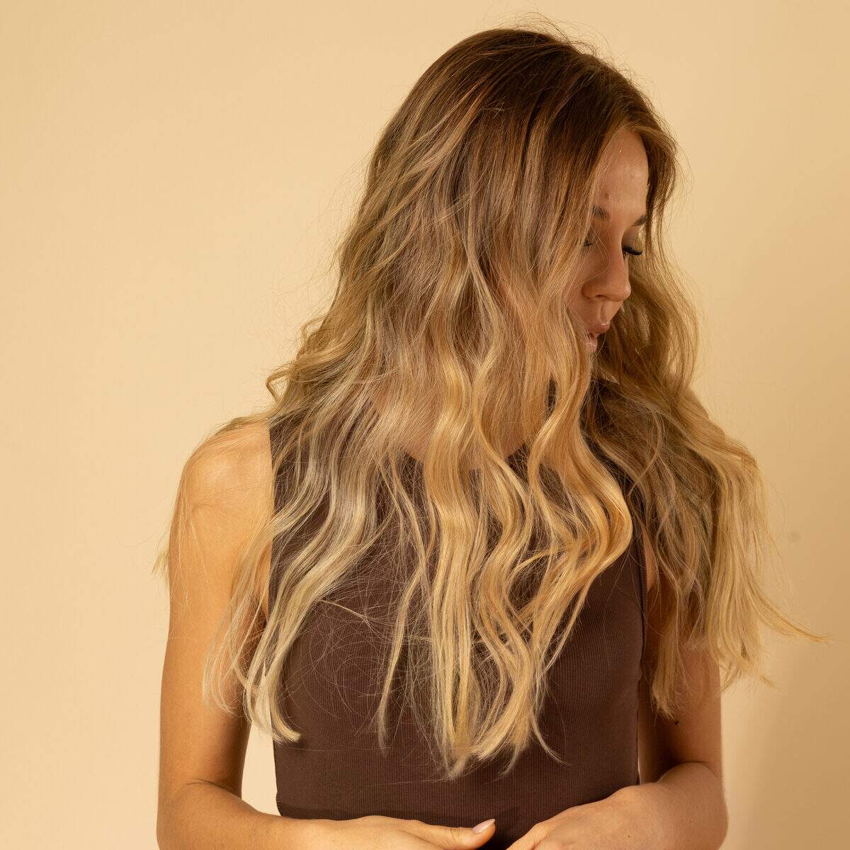 vue arriere perruque longue blonde en cheveux vierges avec mouvement naturel