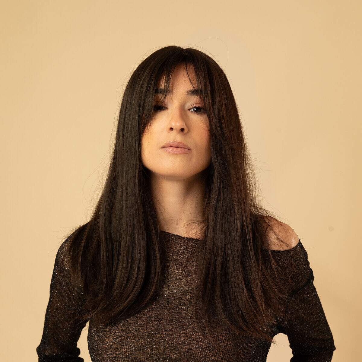 vue arriere perruque brun fonce longueur mi longue rendu naturel