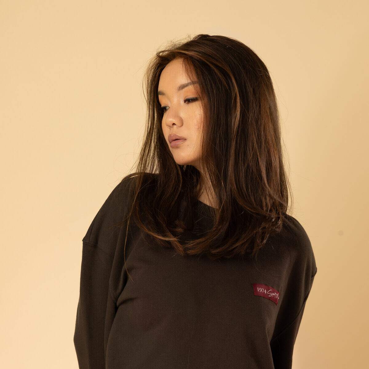 perruque cheveux naturels brun fonce avec maintien confortable et ajustement discret