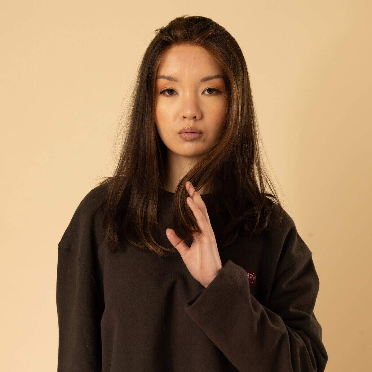 perruque artisanale cheveux naturels brun fonce avec densite naturelle et mouvement souple