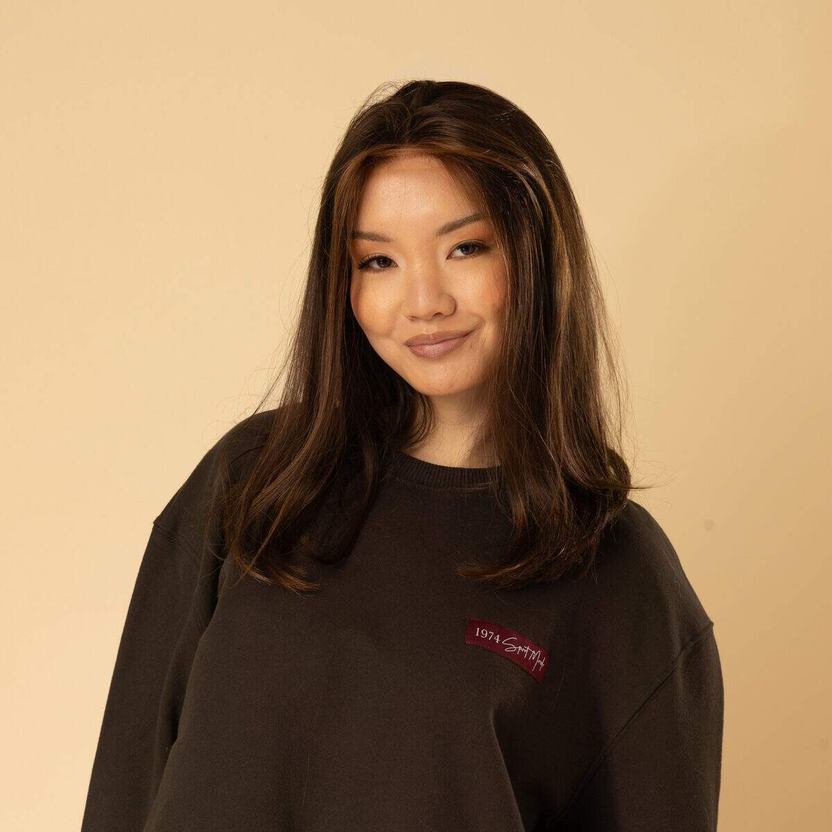 vue arriere perruque mi longue brun fonce finition naturelle et homogène