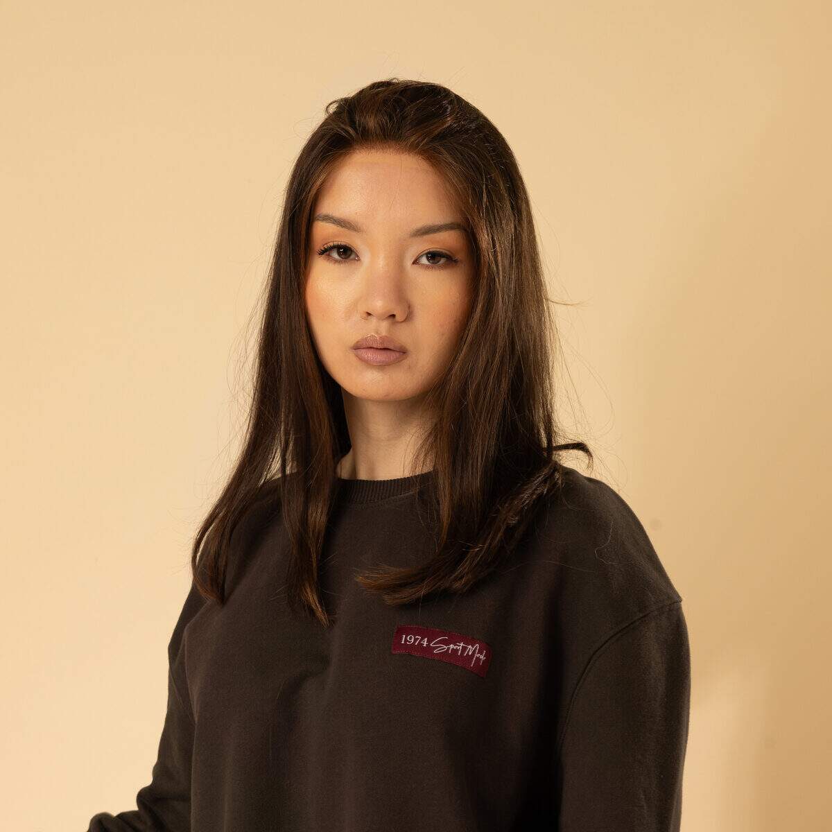 perruque lace front brun fonce faite main en cheveux naturels rendu discret et confortable