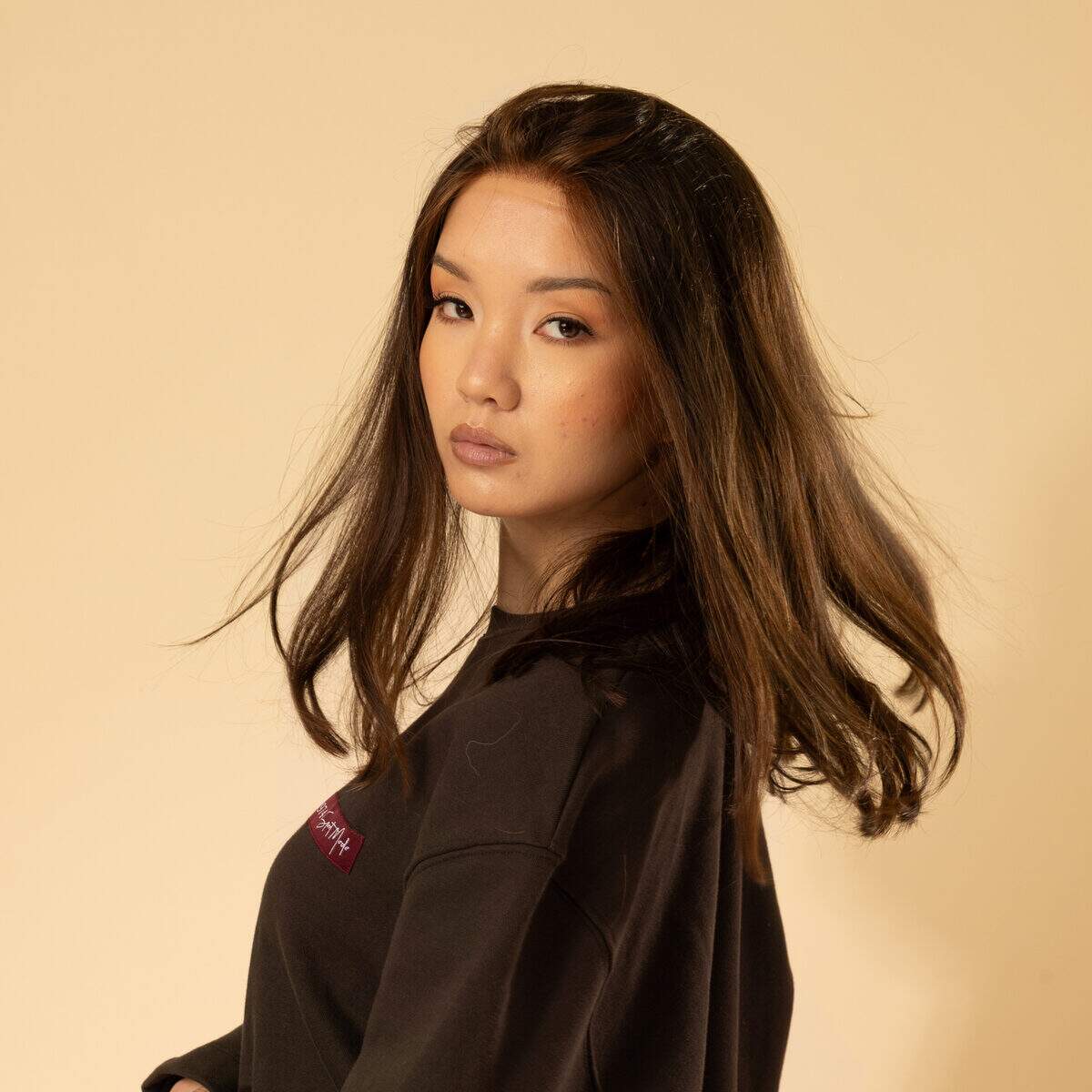 detail longueurs perruque mi longue brun fonce cheveux naturels effet soyeux