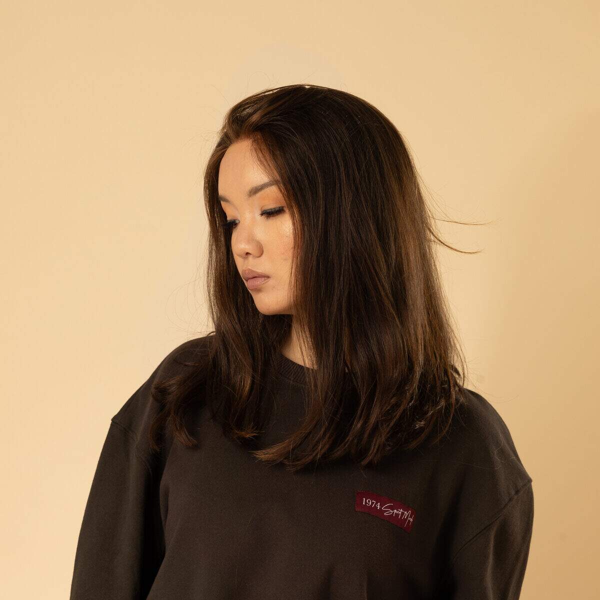 profil perruque cheveux naturels mi longue brun fonce coiffure fluide et moderne