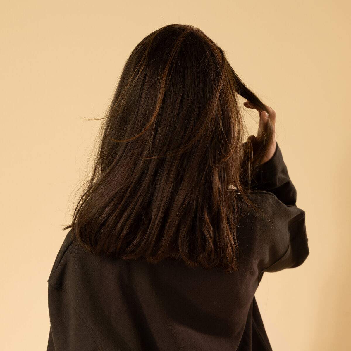 coiffure naturelle perruque mi longue brun fonce effet leger et lumineux