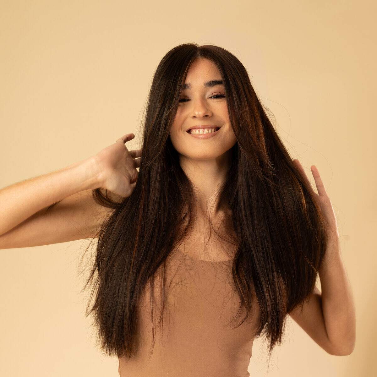 detail perruque faite main cheveux vierges finition haut de gamme