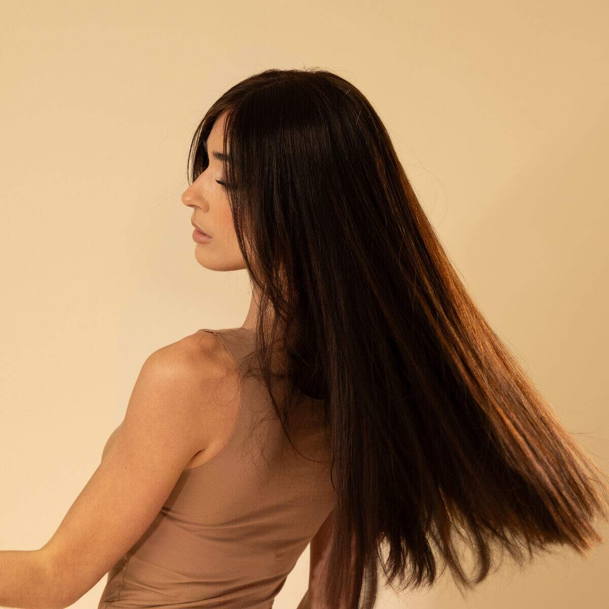 finition artisanale perruque brun fonce cheveux naturels rendu discret et realiste