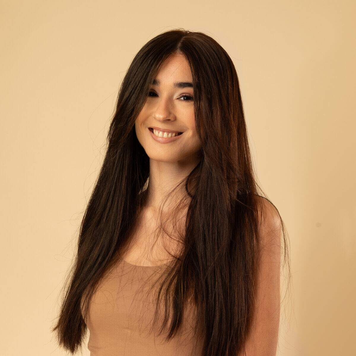 perruque longue brun fonce cheveux naturels profil coiffure fluide