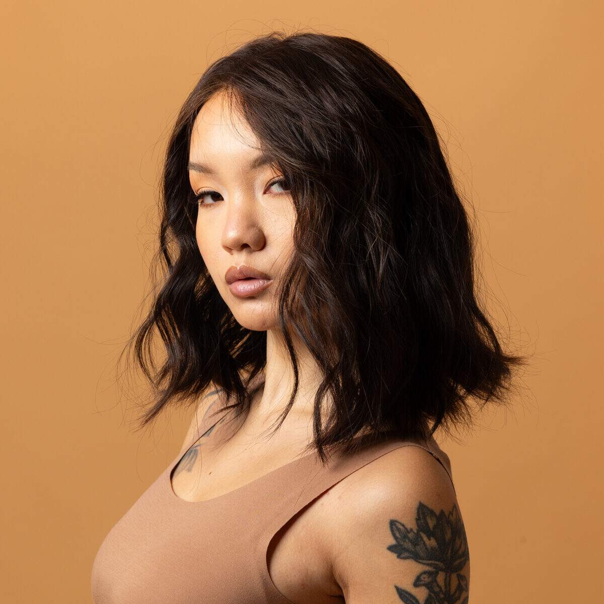 vue arriere perruque artisanale en cheveux vierges coupe carre plongeant finition soignee