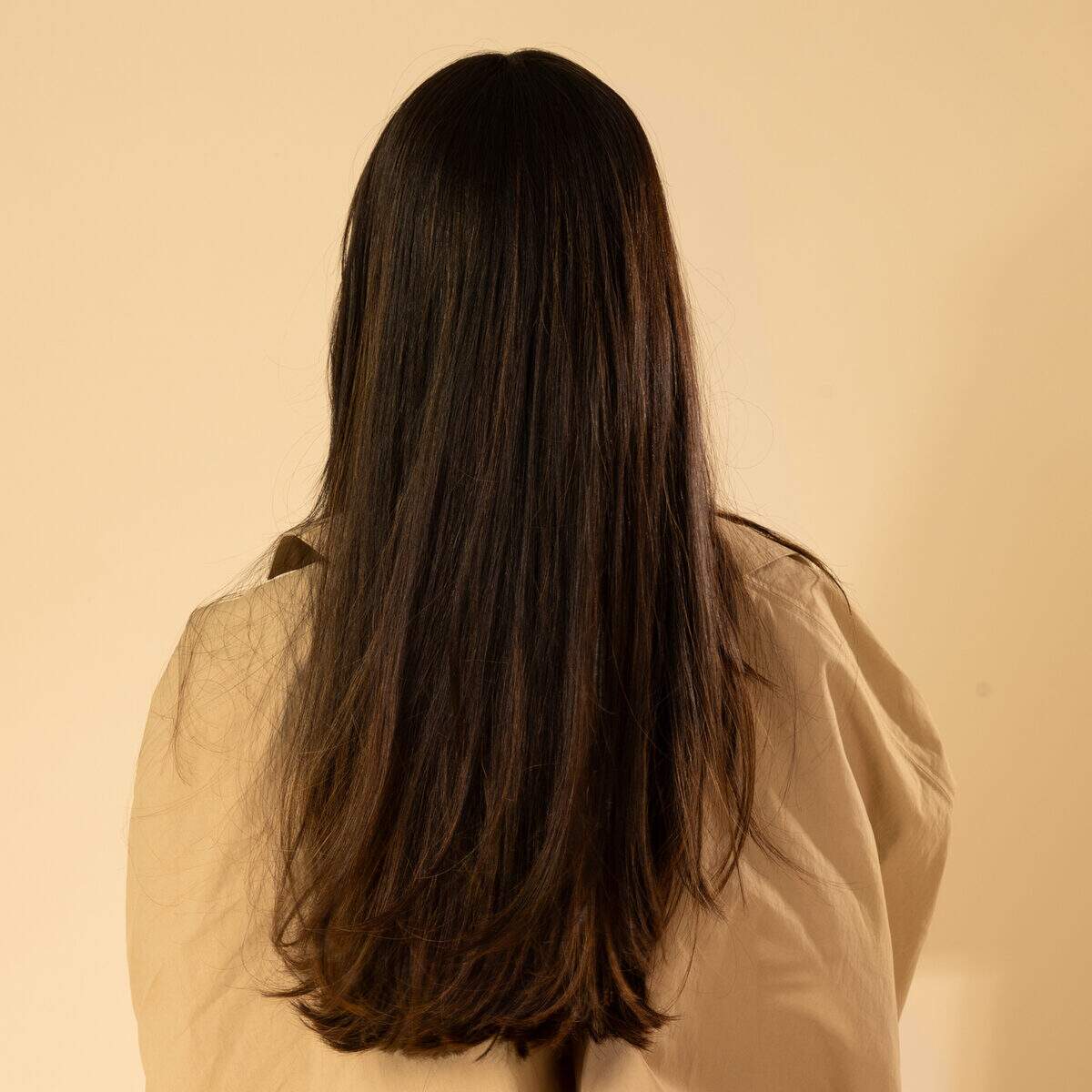 perruque artisanale longue cheveux naturels brun fonce frange pleine look sophistique