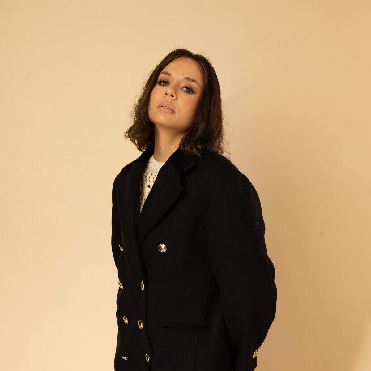 perruque artisanale courte texture ondulee volume naturel cheveux vierges