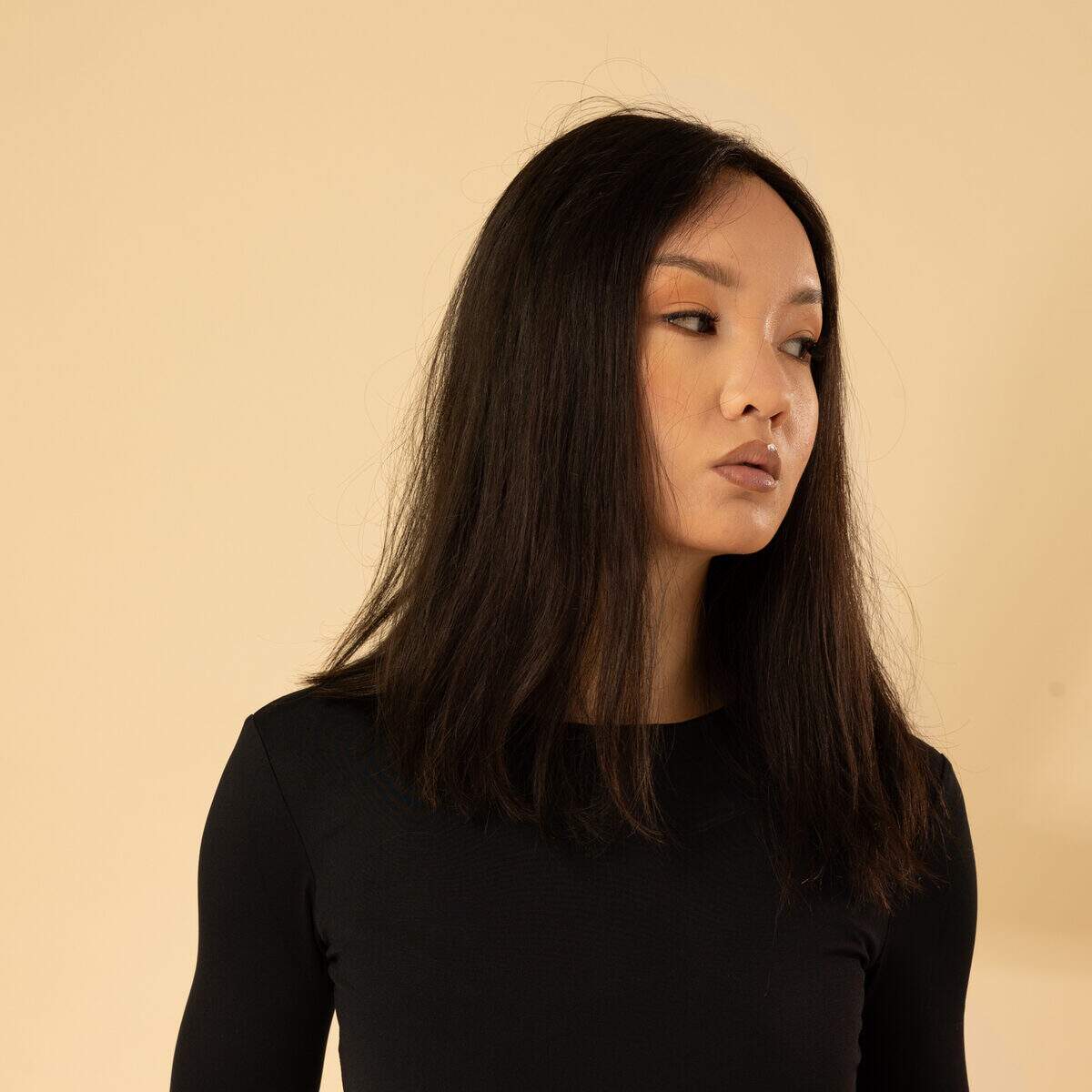 perruque carre court cheveux naturels brun fonce vue trois quarts style elegant et moderne