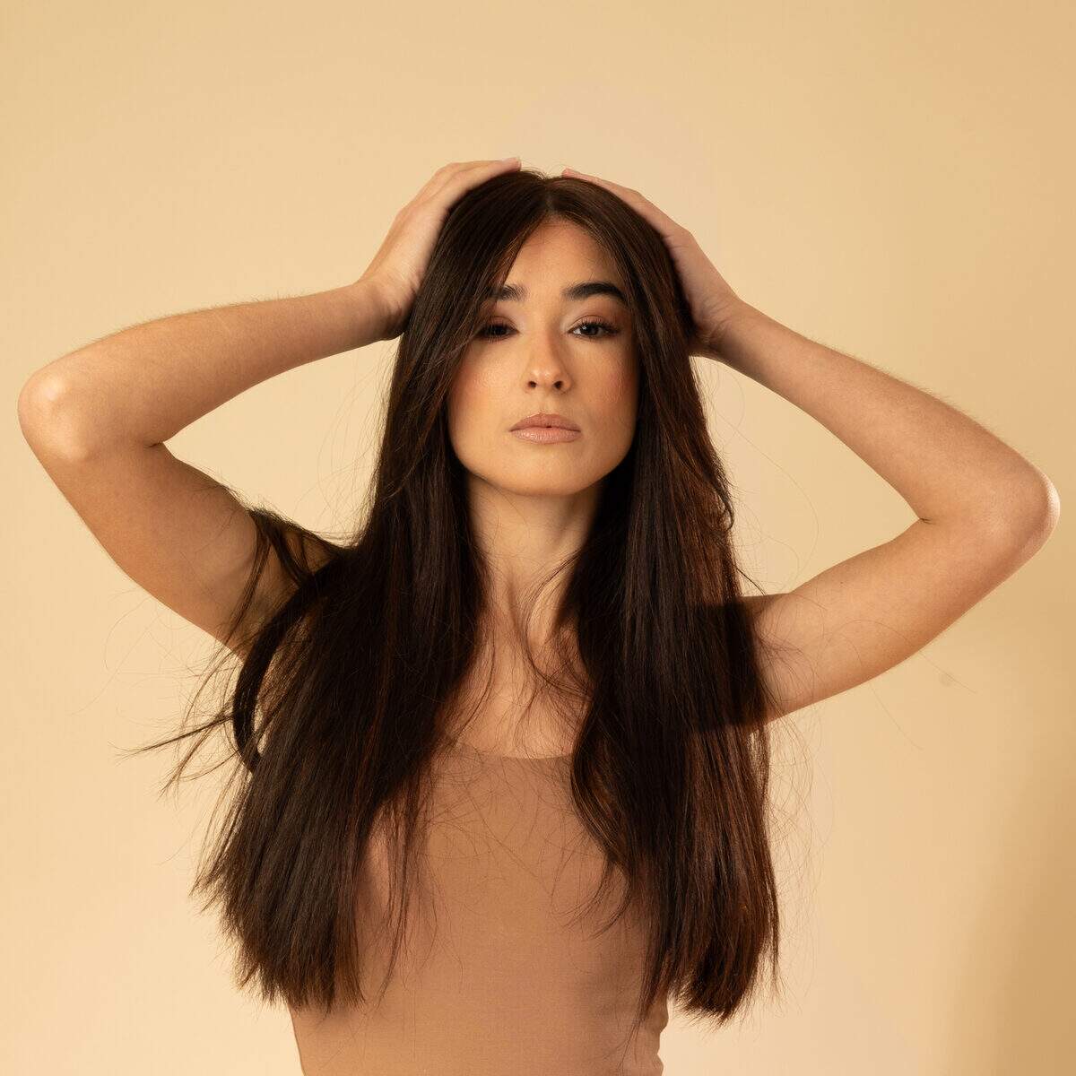 perruque lisse brun fonce cheveux naturels coiffure elegante et naturelle