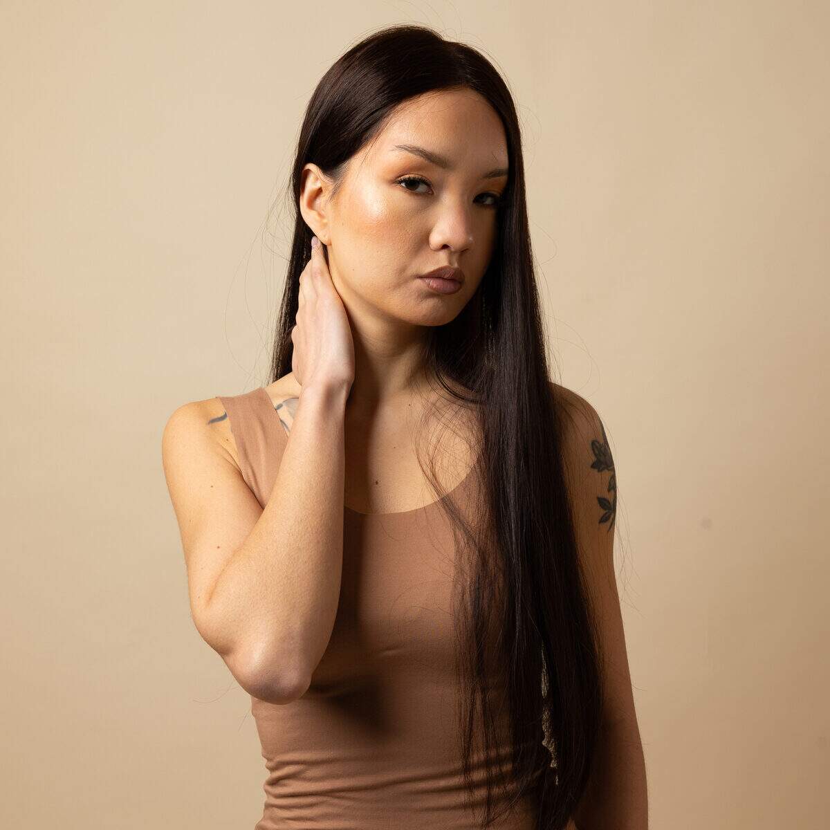 perruque cheveux naturels brun fonce shana vue de profil coiffure fluide et elegante