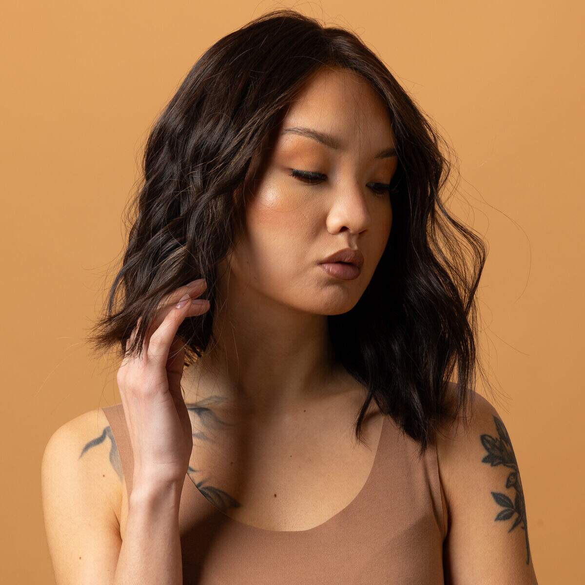 perruque cheveux naturels carre 15 cm brun fonce vue de profil coupe structuree et moderne