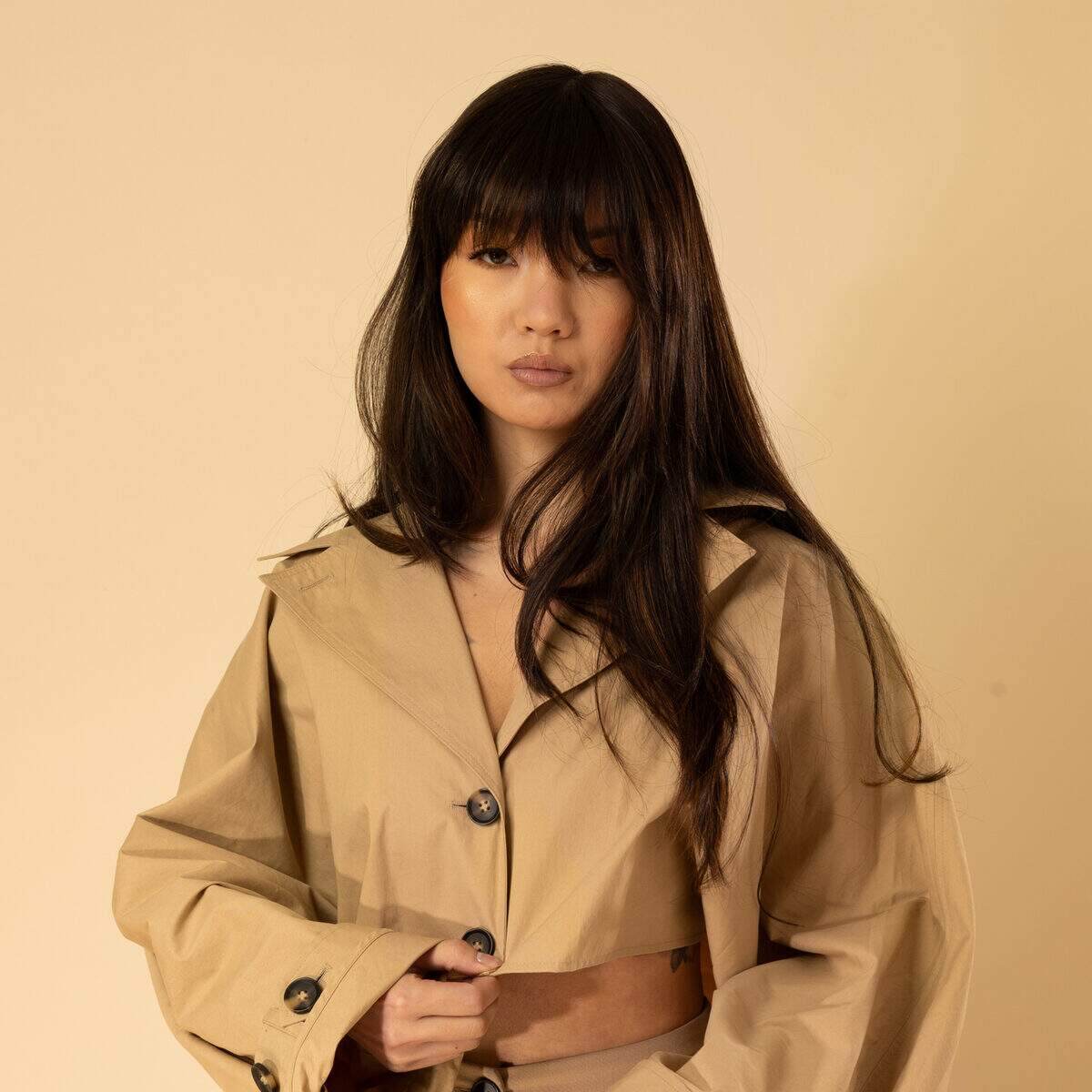 profil perruque frange cheveux naturels brun fonce longueur 45 cm effet naturel