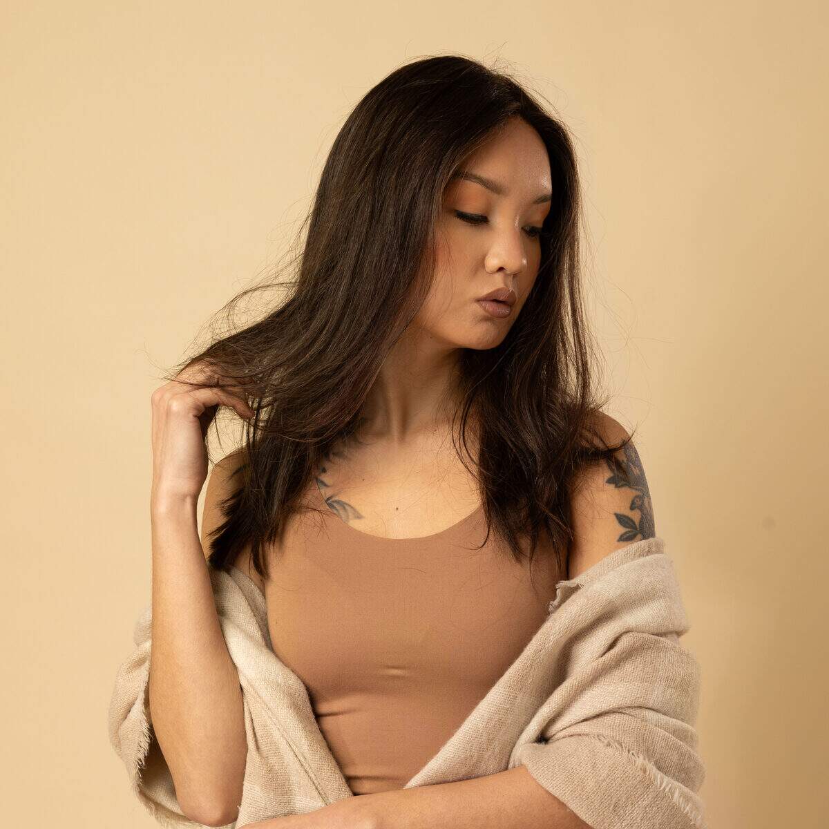 perruque cheveux naturels brun fonce mi-longue vue de profil coiffure elegante et fluide