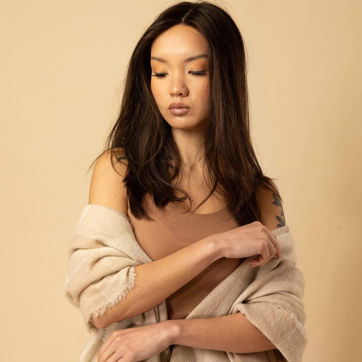 Perruque en cheveux naturel vierge - Mi-longue 25 cm - brun foncé - Gamme luxe