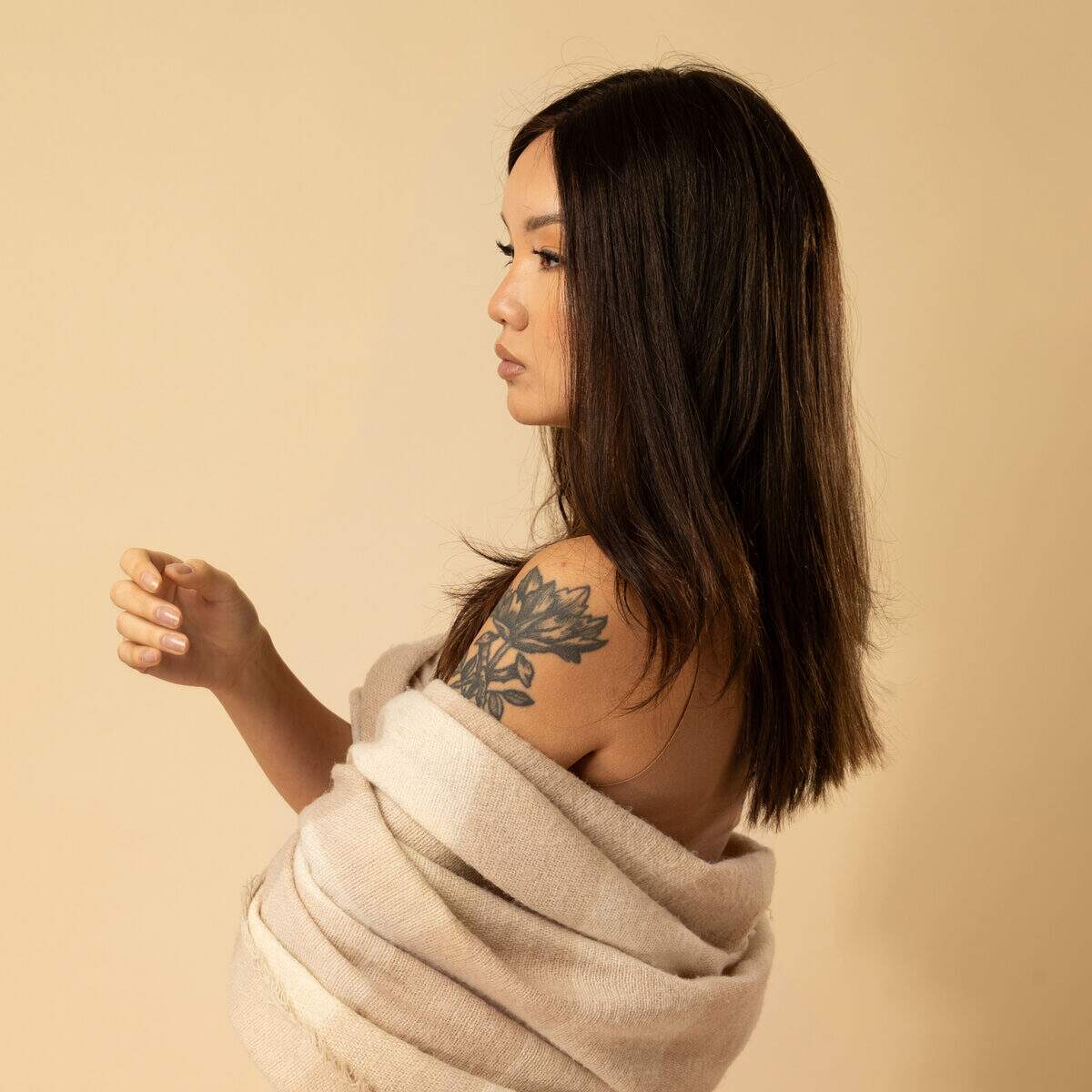 vue arriere perruque mi-longue brun fonce coupe nette et densite uniforme