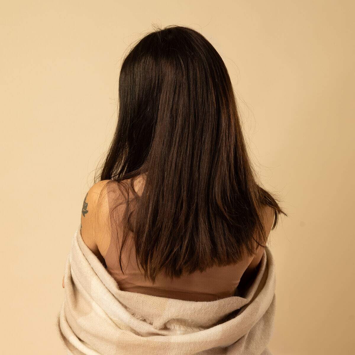 texture soyeuse perruque cheveux naturels vierges brun fonce finition haut de gamme