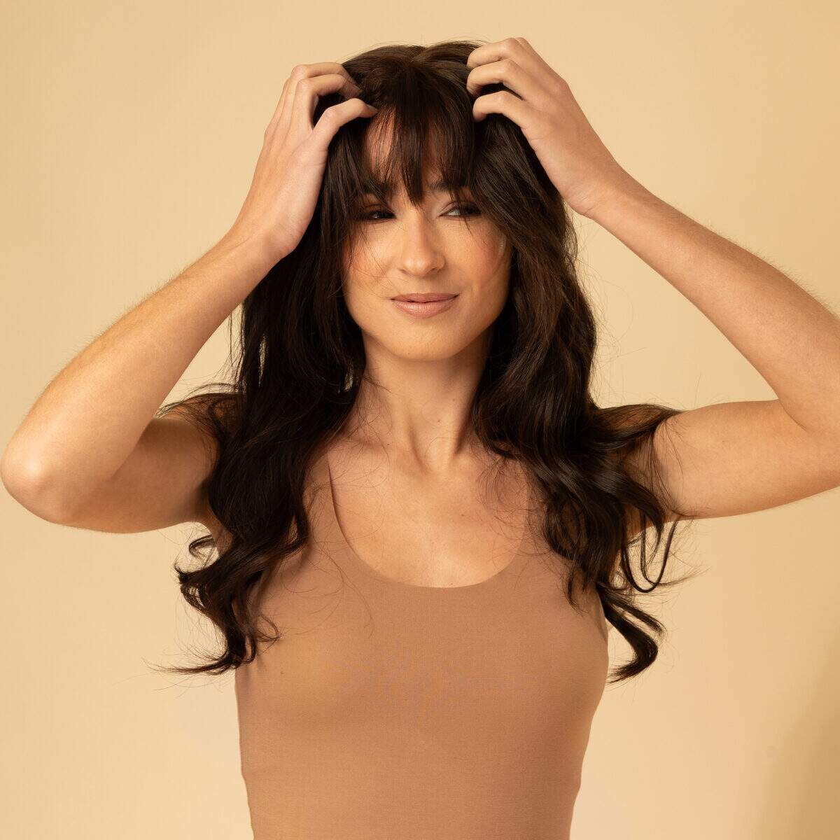 detail coiffure perruque cheveux vierges avec frange droite finition naturelle et soignee