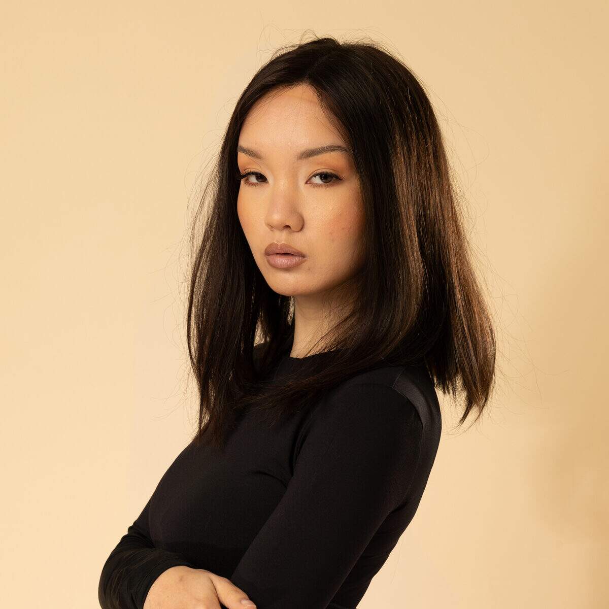 detail coiffure perruque courte brun fonce cheveux naturels texture fluide et naturelle