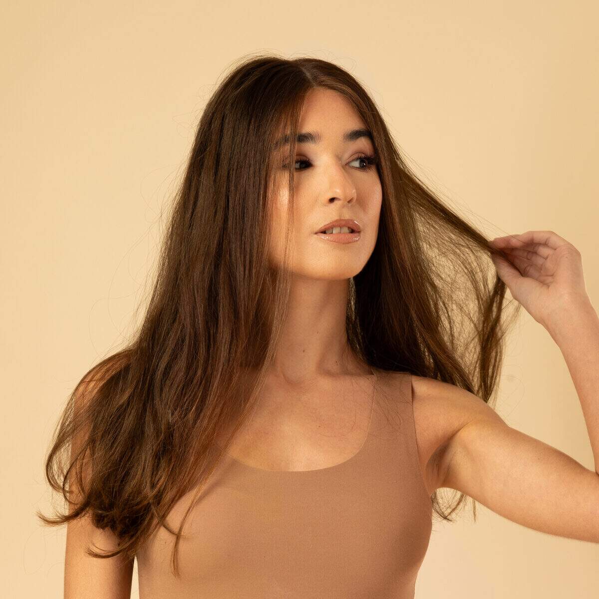 perruque haut de gamme brun fonce coiffure naturelle cheveux souples et brillants