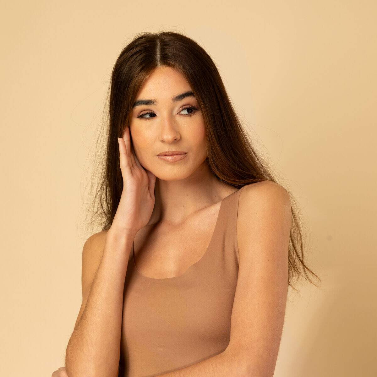 perruque cheveux naturels brun fonce style quotidien elegant et discret