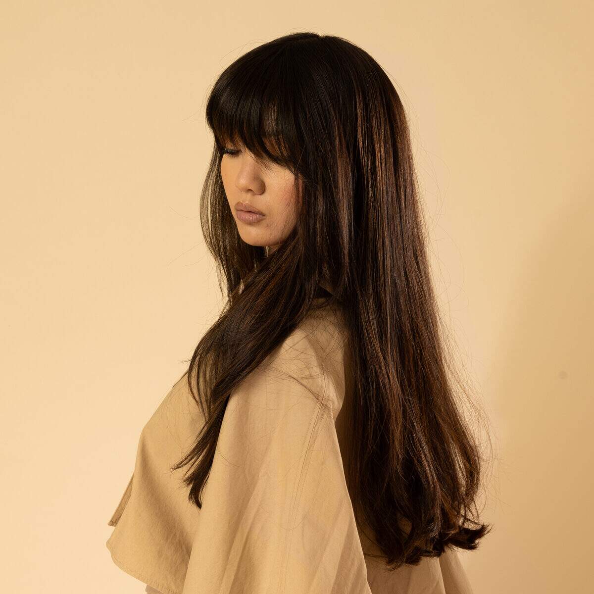 perruque haut de gamme cheveux naturels brun fonce avec frange confort et maintien optimal