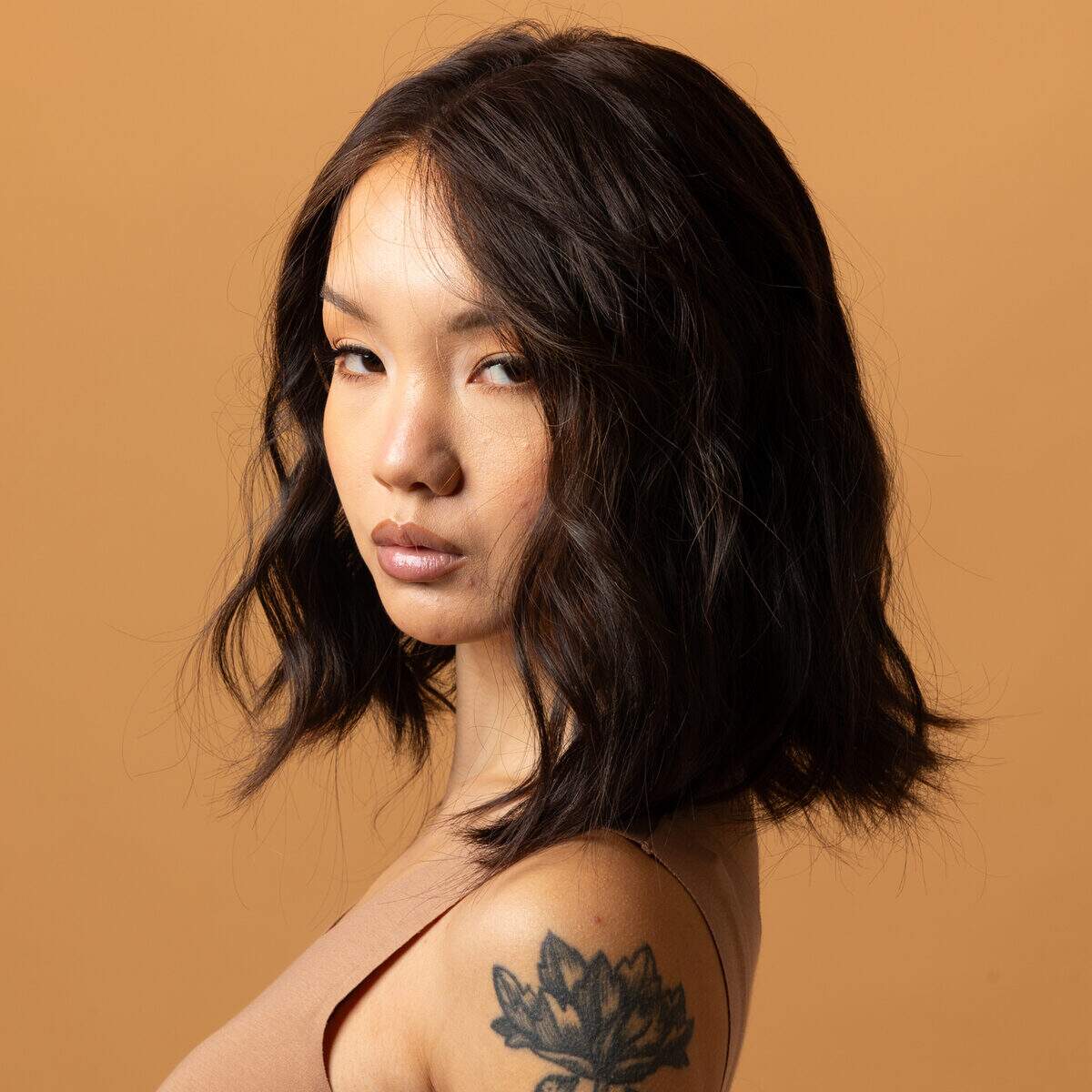 detail lace front perruque brun fonce avec dentelle invisible effet cuir chevelu naturel