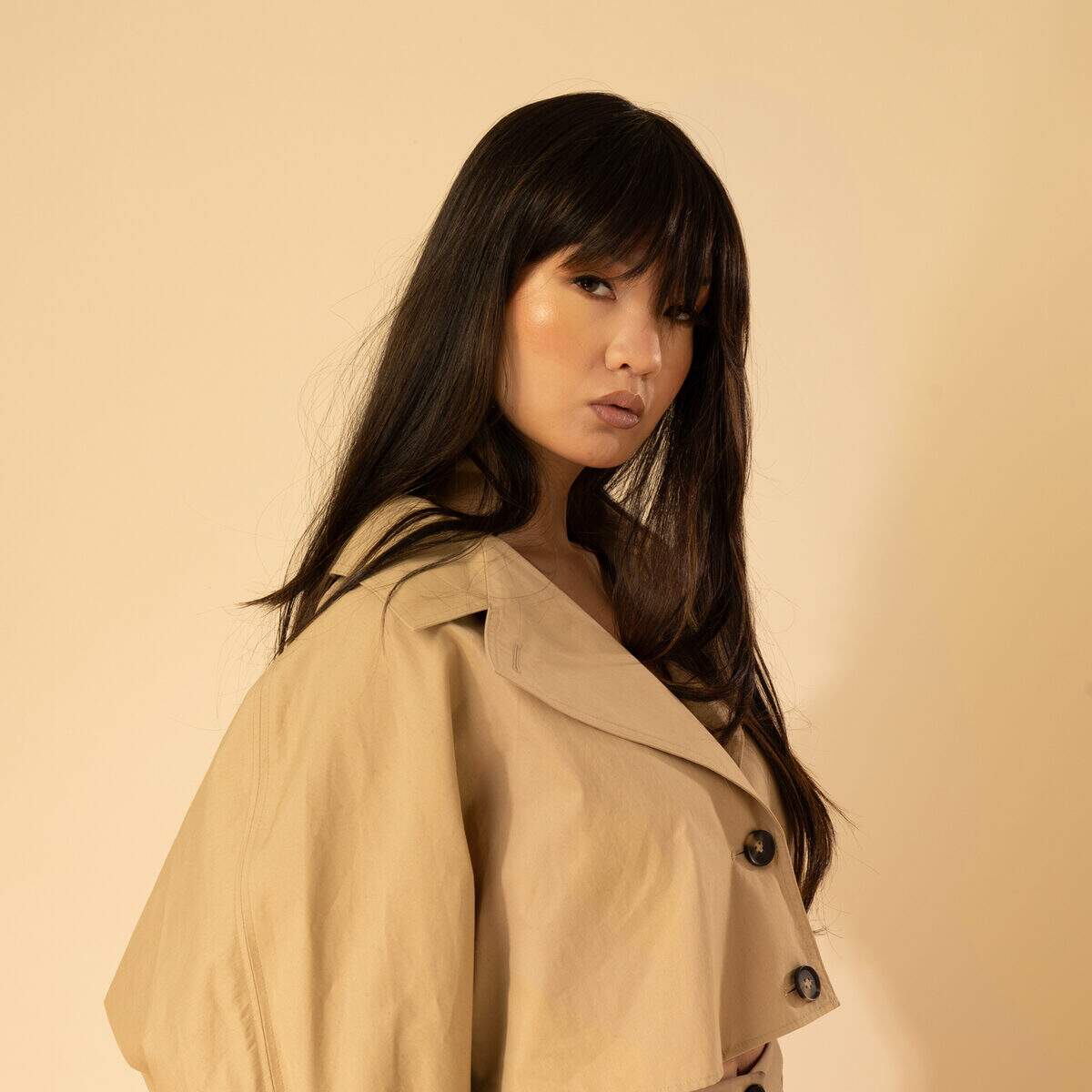 detail lace front perruque frange brun fonce cheveux naturels finition artisanale