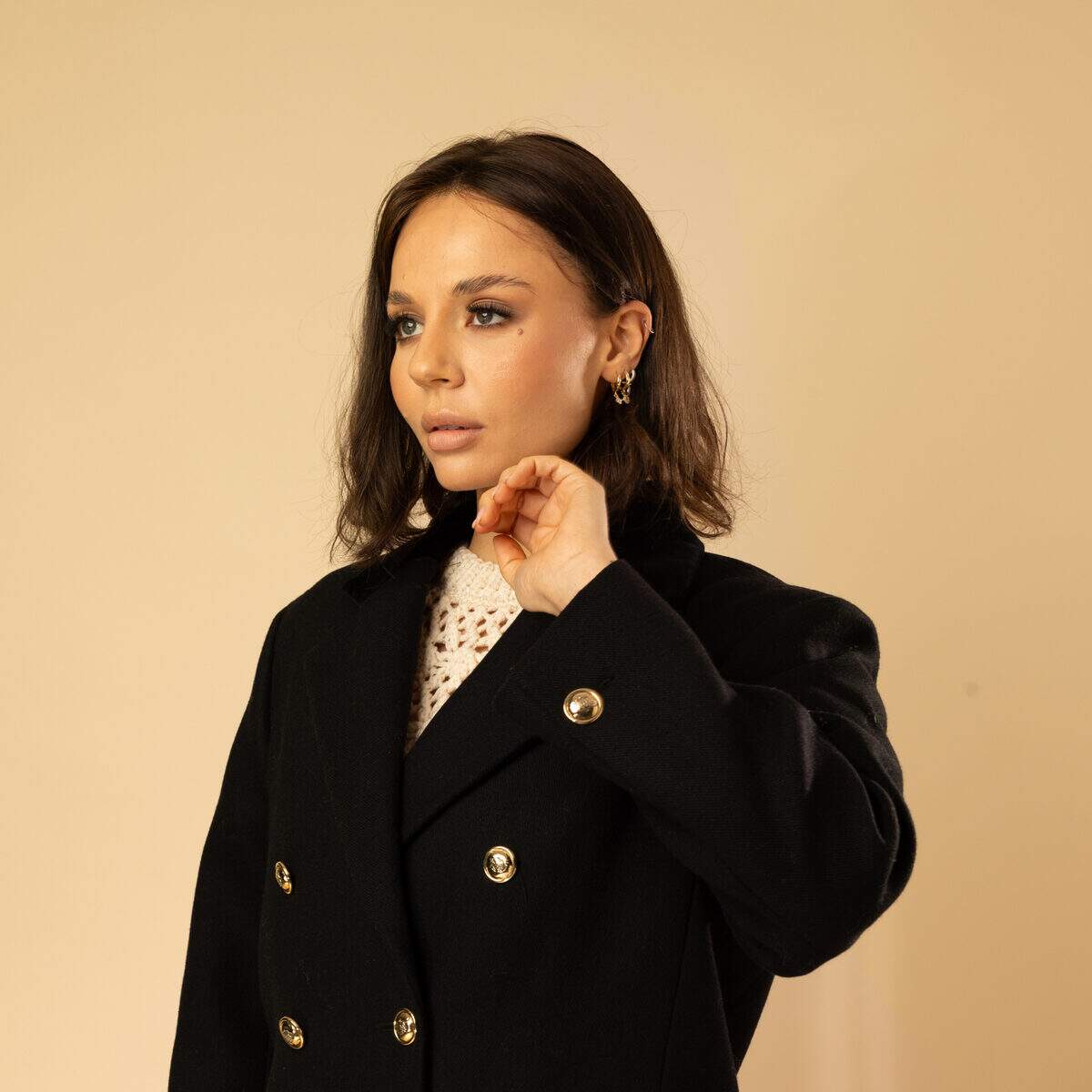 detail lace front perruque courte brun fonce finition naturelle et discrete