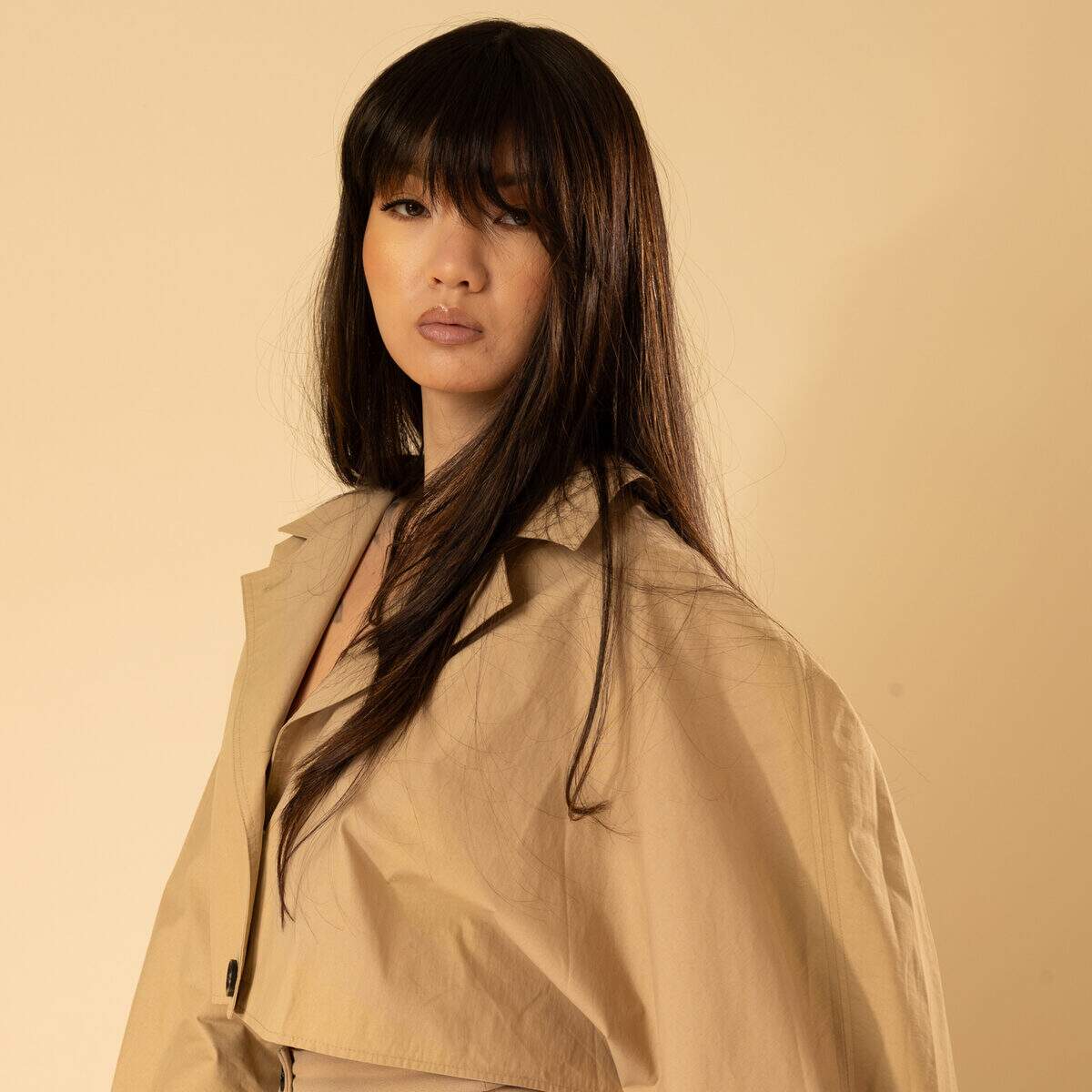 vue arriere perruque longue cheveux naturels brun fonce texture soyeuse et dense