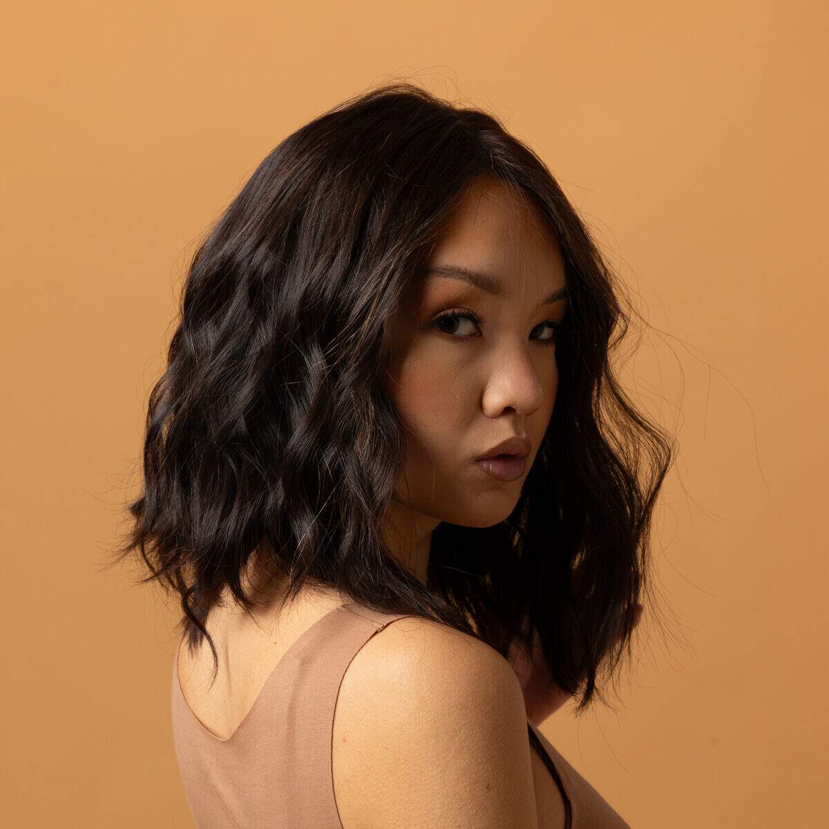 perruque de luxe cheveux naturels brun fonce volume naturel et densite harmonieuse