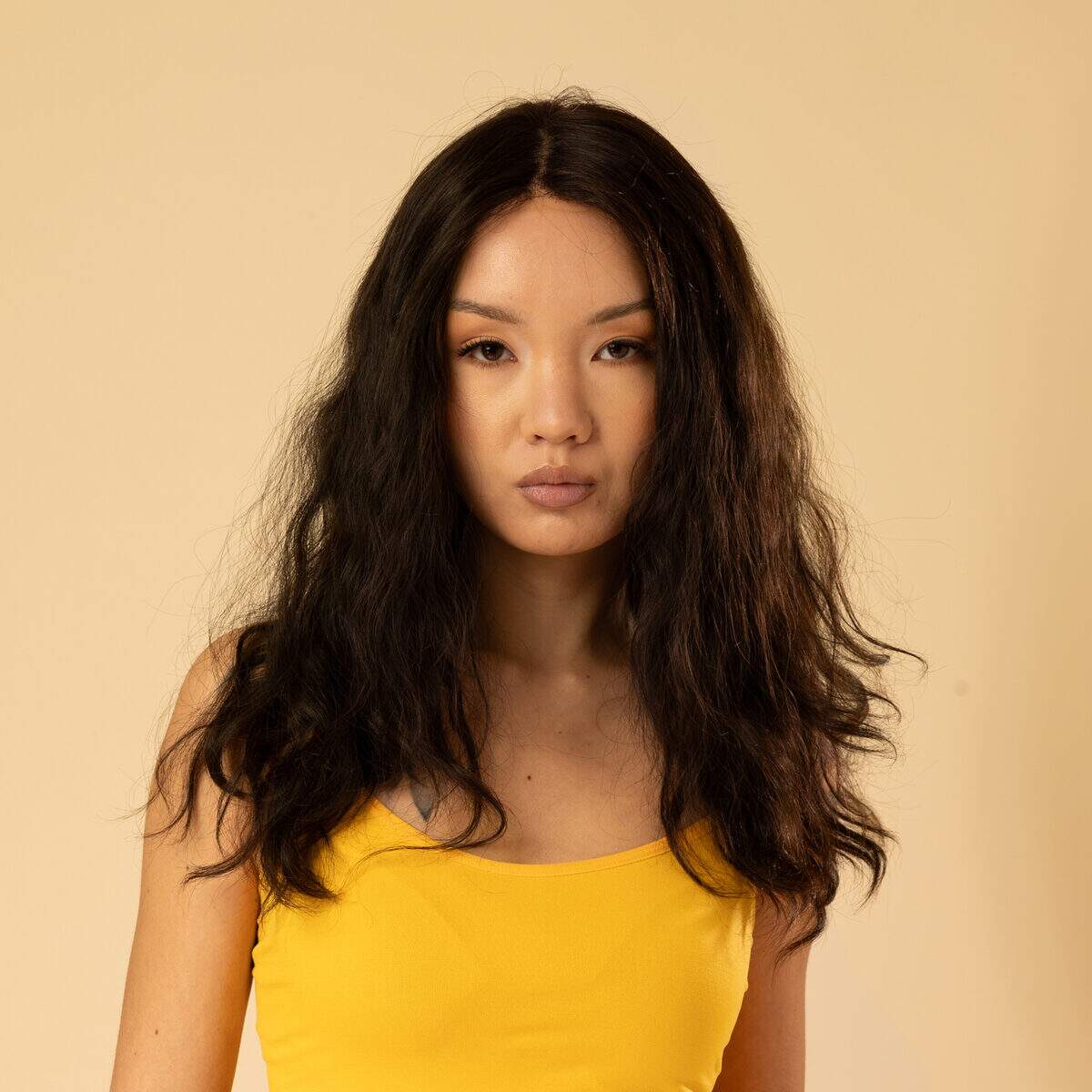 perruque artisanale cheveux naturels brun fonce mi longue look naturel et elegant