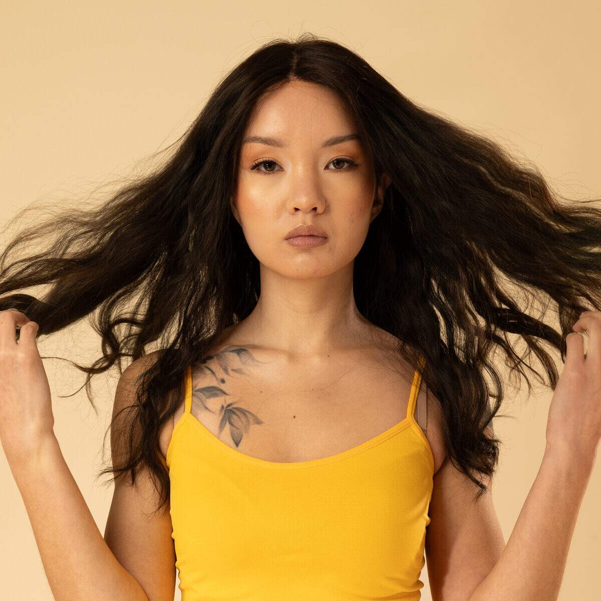 zoom texture wavy perruque cheveux naturels brun fonce douceur et brillance naturelle