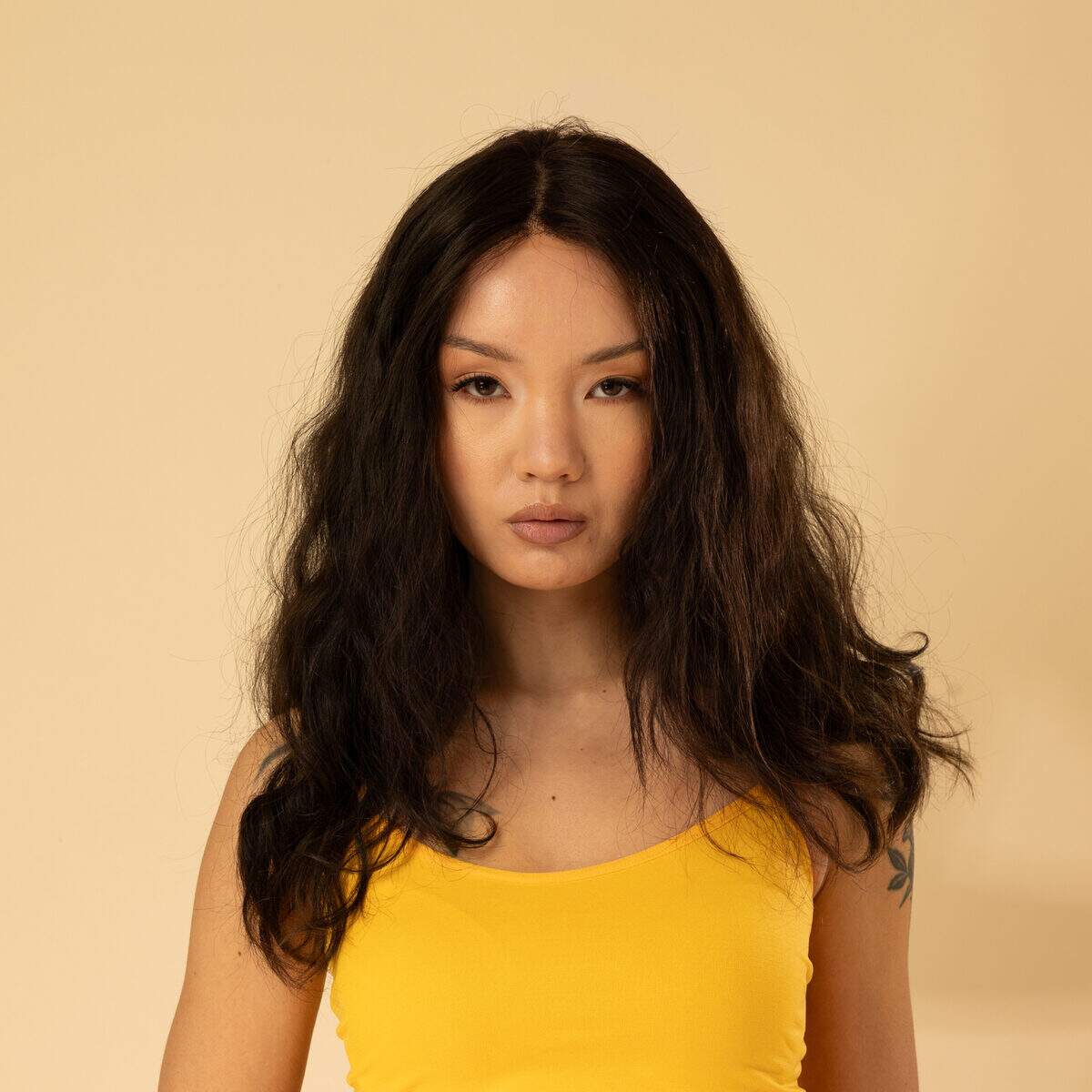 perruque faite main cheveux naturels brun fonce finitions haut de gamme rendu realiste