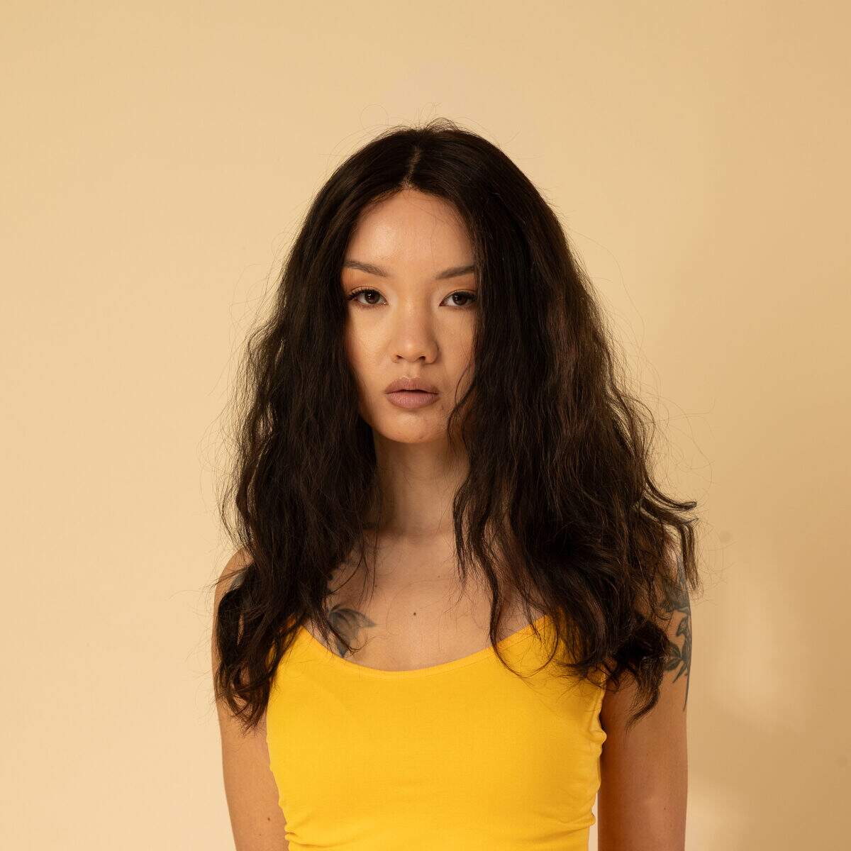 perruque de luxe mi longue brun fonce coiffure souple et naturelle effet volume leger