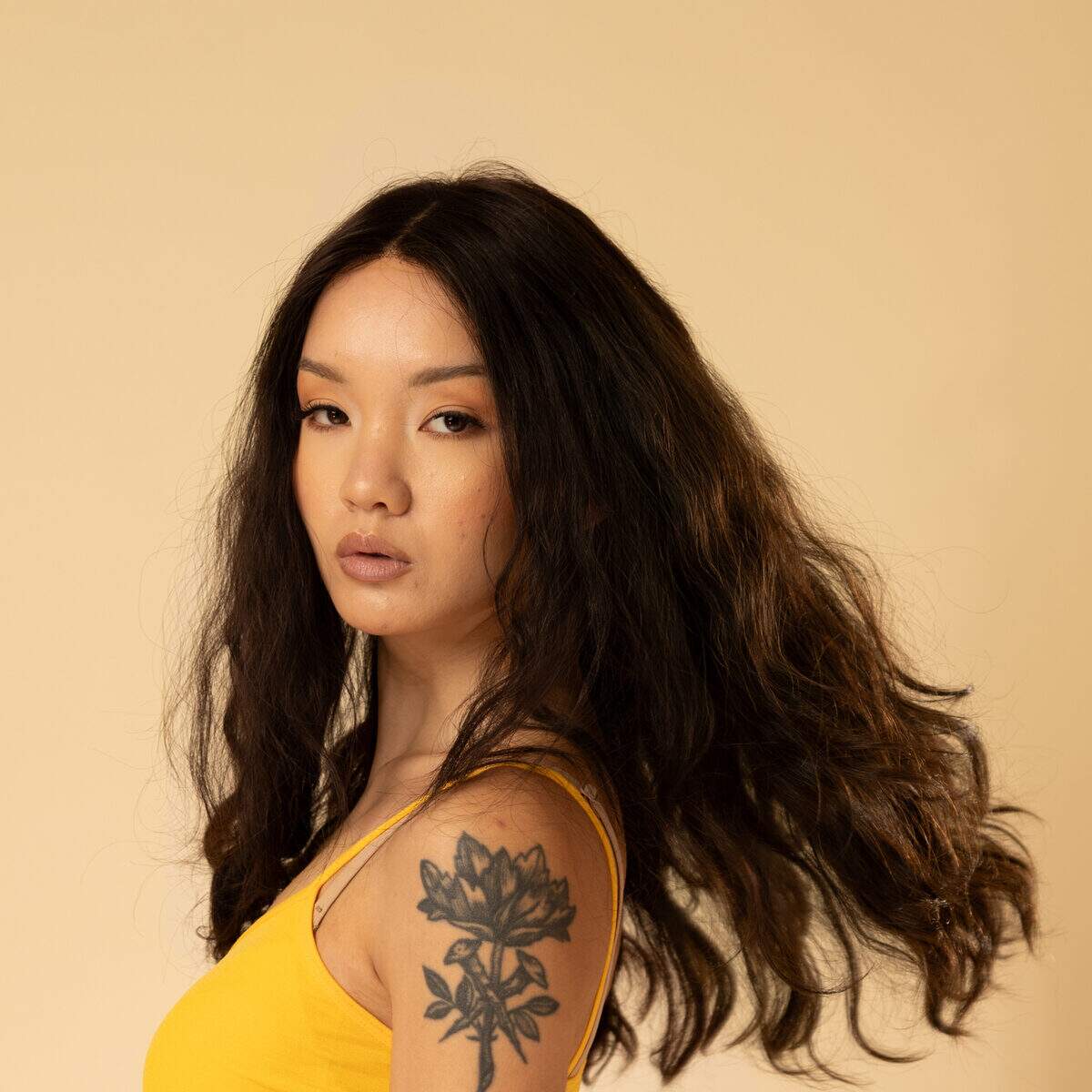 perruque mi longue cheveux naturels brun fonce style chic et decontracte pour usage quotidien